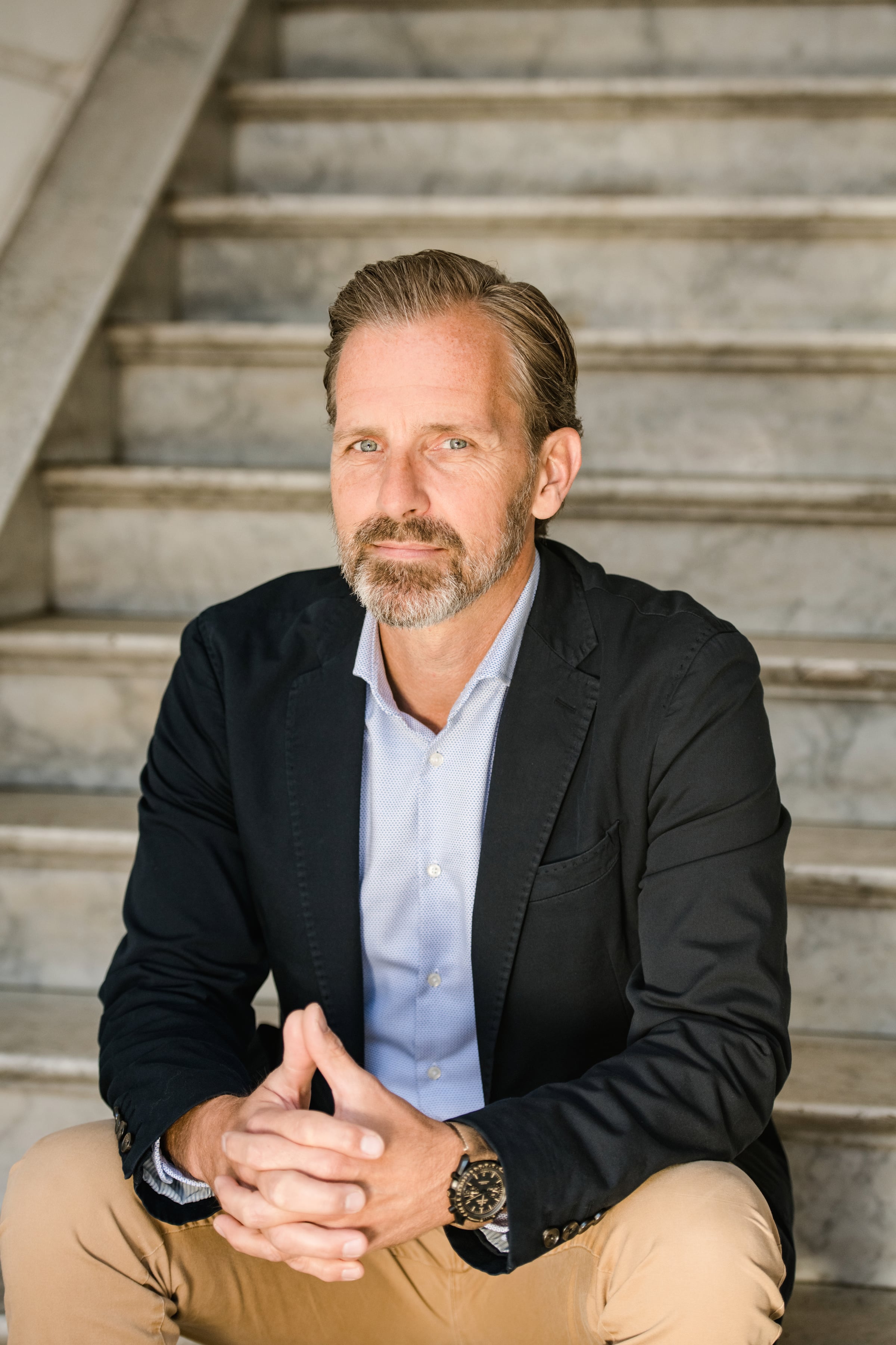 Kay Rosenbaum auf Steintreppen, ruhige Präsenz